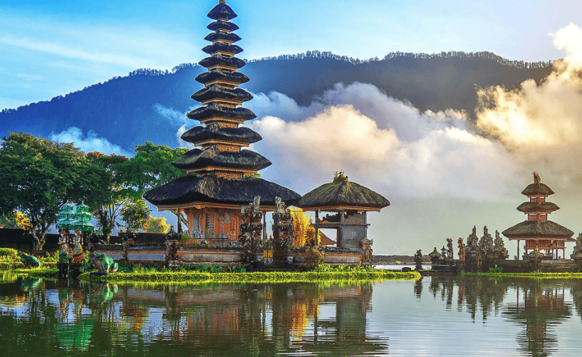 Balinese tempel aan het water, uit het originele reisplan